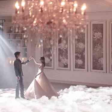 ザ ストリングス表参道 映画のワンシーンのような瞬間が叶う会場。煌くシャンデリアが花嫁をより美しく魅せる