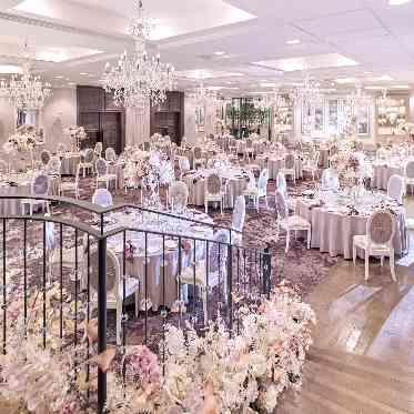 ザ ストリングス表参道 ホワイトアイボリーを基調とした上質感漂う空間。華やかな演出で主役感が際立つ。