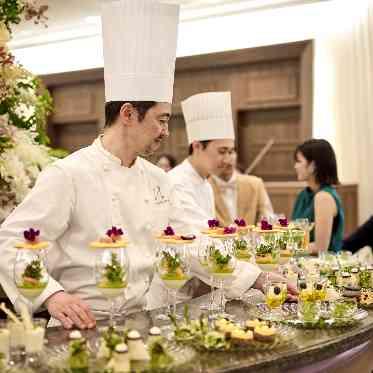 ザ ストリングス表参道 ゲストもおふたりも楽しめる、デザートビュッフェの演出も大人気