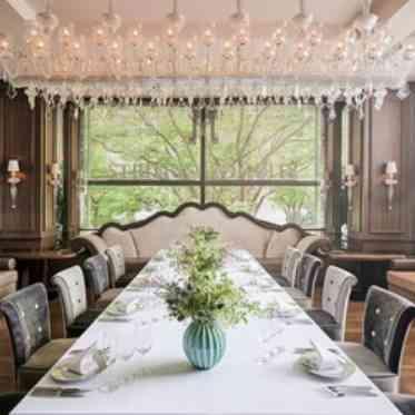 ザ ストリングス表参道 レストランウエディング【タバーン】ケヤキ並木を一望した個室で贅沢な時間を