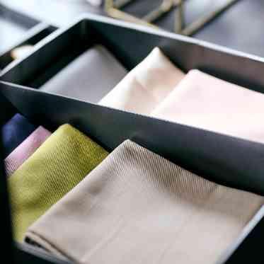 ザ ストリングス表参道 テーブルクロスのお色味、ナフキンのお色味や置き方まで指定することも可能です