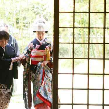 THE 祝言～中村公園記念館～ 新婦の入場はお母様に手をとっていただく