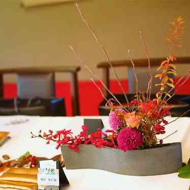 THE 祝言~中村公園記念館~ 季節のアレンジ装花。ゲストも喜んでくれること間違いなし。