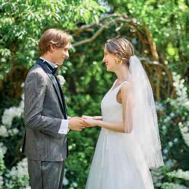 Accord Herbe(アコールハーブ)●BRASSグループ 青空の下で行うガーデン挙式はふたりも自然と笑顔に