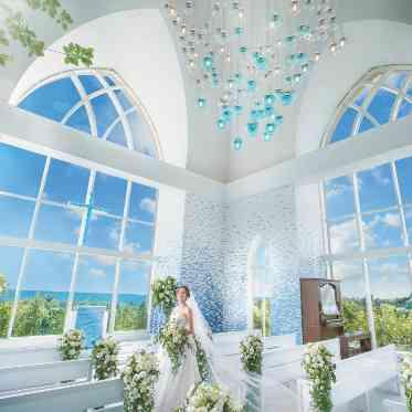 3方の大きな窓から美しい自然が広がり、11mもの白く高い天井から光が降り注ぎます