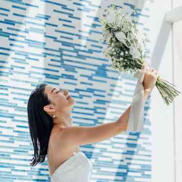 高い天井からは光が降り注ぎます