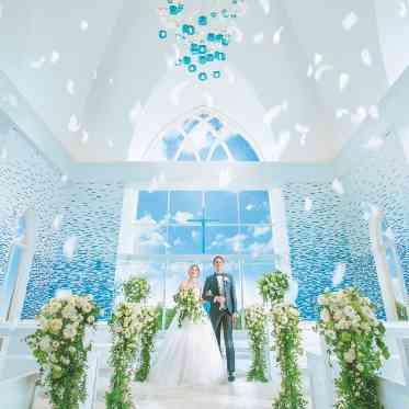 挙式退場時のフェザーシャワーも人気