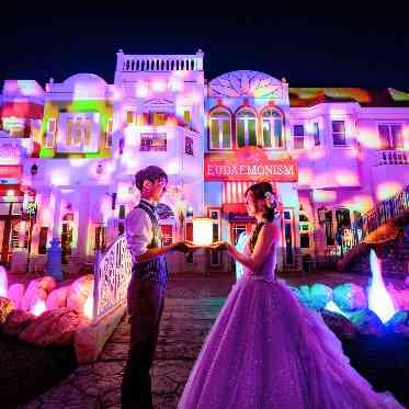 ウエディングファンタジア マッピングを背景に幻想的な撮影も可能