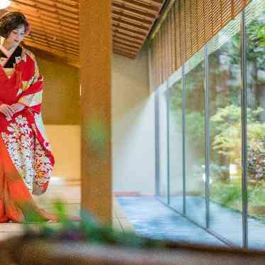 有栖川清水 自然光のたっぷりと降り注ぐ廊下は写真スポットにも