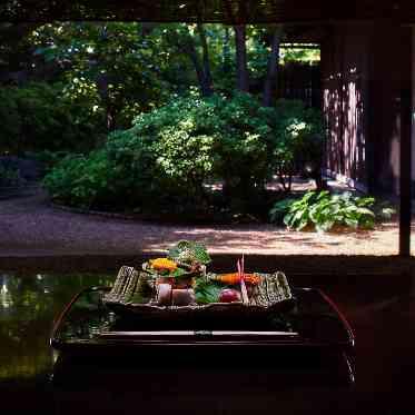 有栖川清水 手入れの行き届いた庭を眺めながらの食事は格別