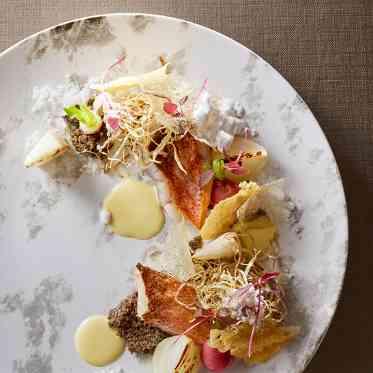 ATOLL TERRASSE 鴨川(アトール テラス カモガワ)●BRASSグループ 真鯛のうろこ焼きを始め、見た目でも季節感を味わえる冬景色を現した冬の一品。