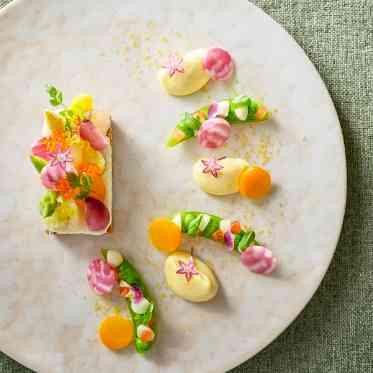 ATOLL TERRASSE 鴨川(アトール テラス カモガワ)●BRASSグループ 見た目も華やかな春の一品は、旬の山菜や沙野菜を使用し、<春らしさ>を演出