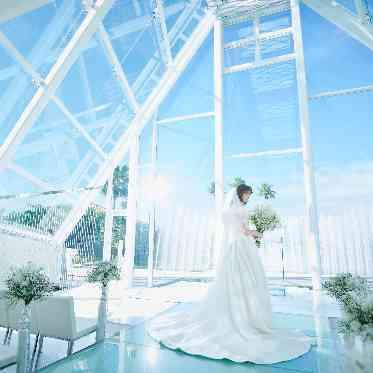 ガラスのバージンロードに映り込む青空と純白の花嫁が美しく、1枚の絵のような光景に