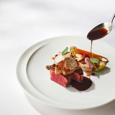 フレンチに和の旨みや香りを融合した、五感で楽しむ新感覚料理