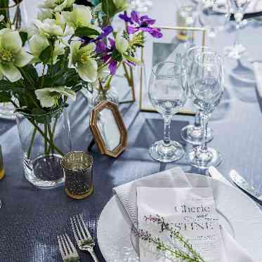 THE TOWER HOTEL NAGOYA(ザタワーホテルナゴヤ) ブルーを差し色にモダンな印象を演出。クロス色を落ち着かせると一段と大人な雰囲気へ