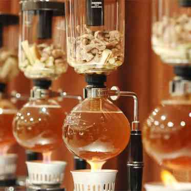 THE TOWER HOTEL NAGOYA(ザタワーホテルナゴヤ) 食材の旨味を凝縮させるコーヒーサイフォン仕立てのコンソメスープ。