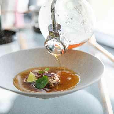 THE TOWER HOTEL NAGOYA(ザタワーホテルナゴヤ) ゲストのお席で完成させるコンソメスープは会場中が香りに包まれ至福の時間へ。