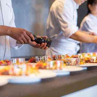 THE TOWER HOTEL NAGOYA(ザタワーホテルナゴヤ) オープンキッチンから届けられる出来立ての料理。