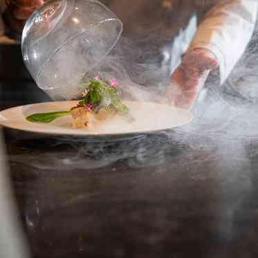 THE TOWER HOTEL NAGOYA(ザタワーホテルナゴヤ) お料理の最終仕上げとして瞬間的に表面を燻製させるスモーク演出も大好評。