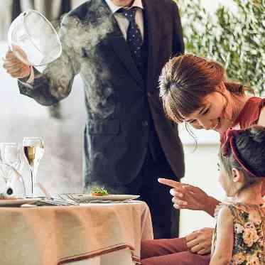 THE TOWER HOTEL NAGOYA(ザタワーホテルナゴヤ) お皿の中から立ち込める煙と食欲をそそられる香りにゲストも思わず溢れる笑顔。