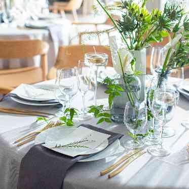 THE TOWER HOTEL NAGOYA(ザタワーホテルナゴヤ) 美しい木目のインテリアと自然光注ぐレストラン空間に緑が映えるコーディネート