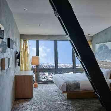 THE TOWER HOTEL NAGOYA(ザタワーホテルナゴヤ) 全室ことなったアートが散りばめられるスイート仕立ての客室。