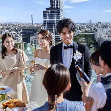 THE TOWER HOTEL NAGOYA(ザタワーホテルナゴヤ) 披露宴を終えても特別な時間はまだ続き、お部屋にゲストを招いてアフターパーティ。