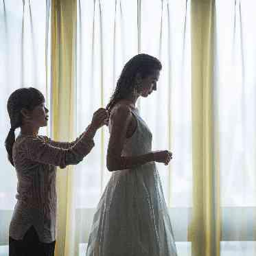 結婚式当日、お二人が宿泊しているスイートルームでリラックスしながらお支度。