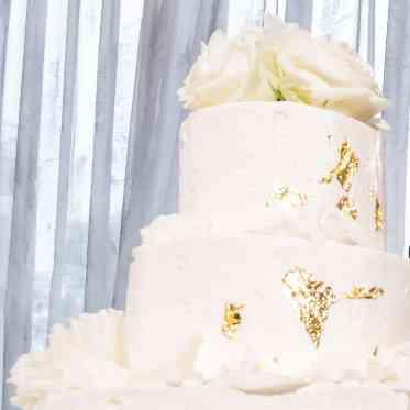 ホワイトローズを添えた純白のウェディングケーキ