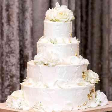 THE TOWER HOTEL NAGOYA(ザタワーホテルナゴヤ) 白いお花を添えた純白ウェディングケーキ