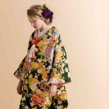 THE TOWER HOTEL NAGOYA(ザタワーホテルナゴヤ) 落ち着きのある色に華やかな刺繍が施されたデザインは趣を感じる一枚