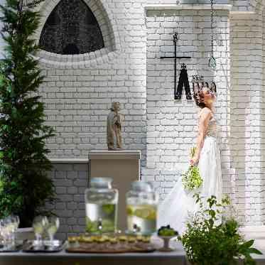 ホテルモントレ ラ・スール大阪 天窓から陽射しが差し込む