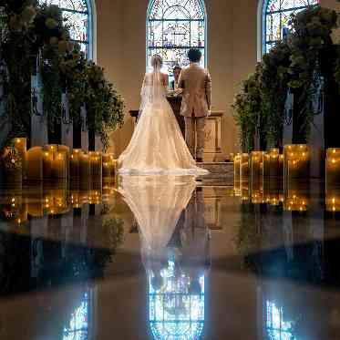 ホテルモントレ ラ・スール大阪 バージンロードに映る姿は幻想的な空間