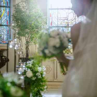 ホテルモントレ ラ・スール大阪 ステンドグラスからは自然光が差し込む