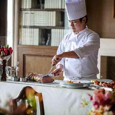 ホテルモントレ ラ・スール大阪 料理長のカッティングサーブも