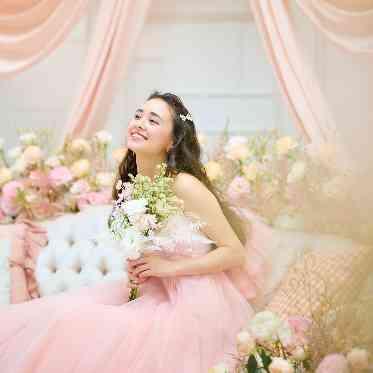 ソファ周りは専属フラワーデコレーターが手掛ける空間に♪