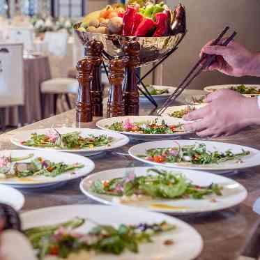 ホテルモントレ ラ・スール大阪 パーティーの進行に合わせて出来立てのお料理をゲストへ届ける