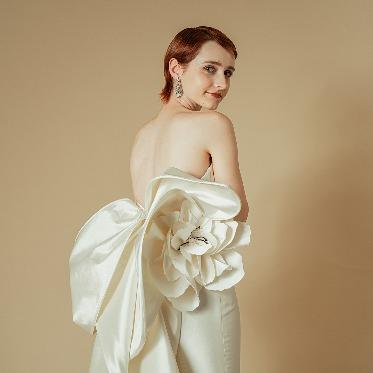 バックスタイルが印象的な、華やかな一着