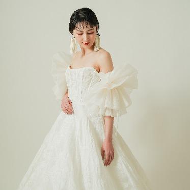 ふんわりと広がる袖のフリルが魅せる、華やかな一着