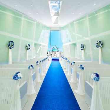 POPCORN KOBE (ポップコーン神戸) ロイヤルブルーのバージンロードはより空間を引き締め、ドレスを映えさせます