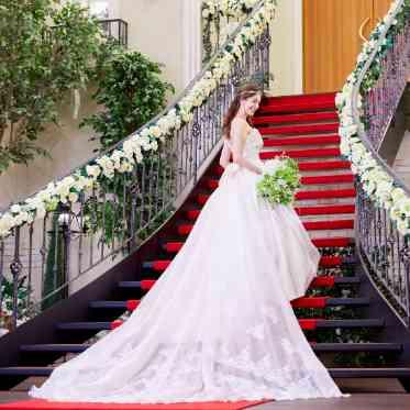 ベルヴィ武蔵野 赤いじゅうたんの大階段ならウェディングドレスのトレーンが映える