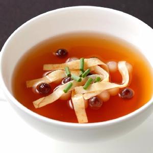 コンソメスープ タピオカとクレープ添え