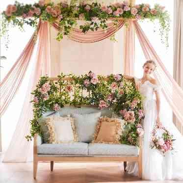 ピンクのシフォンで装飾されたソファ席はドレスが足元まで映り込むので写真映え◎