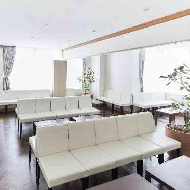 ザ・プレミアムレジデンス ラグナヴェール広島 広々とした親族控え室は自然光が差し込む明るい空間に。親族の心を癒すデザインに。