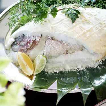 ザ・プレミアムレジデンス ラグナヴェール広島 祝宴にふさわしい鯛の塩釜焼きはケーキ入刀代わりの演出としても人気！