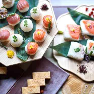 ザ・プレミアムレジデンス ラグナヴェール広島 幅広い世代から愛される手毬寿司。縁起の良い紅白でそろえて。