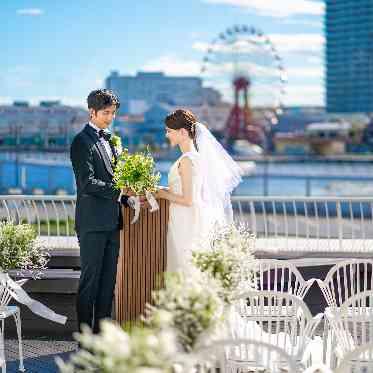 OCEAN PLACE ハーバーの背景をバックにふたりらしいセレモニーが叶う。