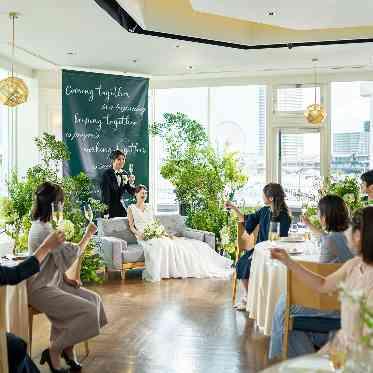 OCEAN PLACE ふたりを囲んで乾杯のシーンも素敵