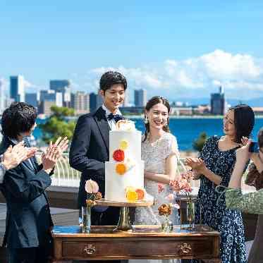 OCEAN PLACE ケーキ入刀の盛り上がる演出も外のウッドテラスで楽しむことができます。