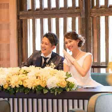 自然光もたっぷり差し込む明るい開放的なバンケット。最大100名様まで収容可能。